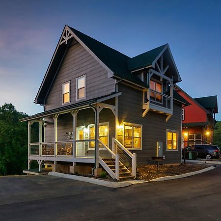 Liberty Lodge - Family Getaway With Pool, Hot Tub, Arcade & Dogs Pigeon Forge Exterior foto